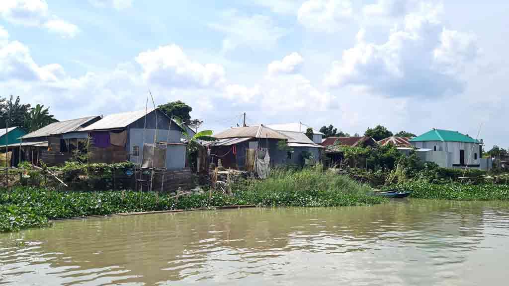 দখলদারেরা নজরদারির বাইরে