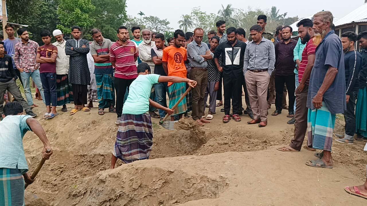 সংবাদ প্রকাশের একদিন পর প্রশাসনের হস্তক্ষেপে মেরামত হলো রাস্তা