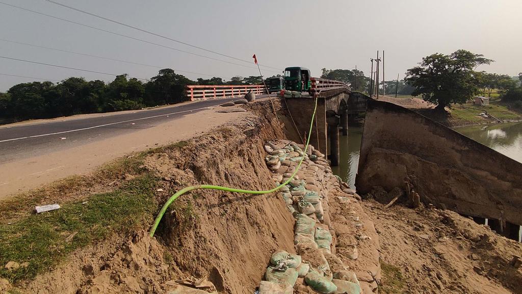 ফের ধস, ঝুঁকি নিয়ে চলাচল