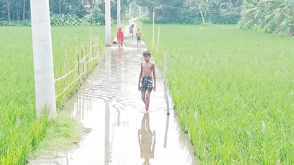 রাস্তা ডুবলে বাড়তি কাপড় নিয়ে যেতে হয় বিদ্যালয়ে