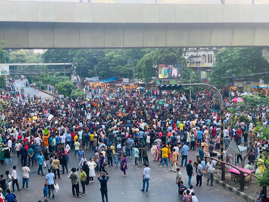 চার দফা দাবিতে শাহবাগে সনাতন ধর্মাবলম্বীদের বিক্ষোভ, ৪ ঘণ্টা যান চলাচল বন্ধ 