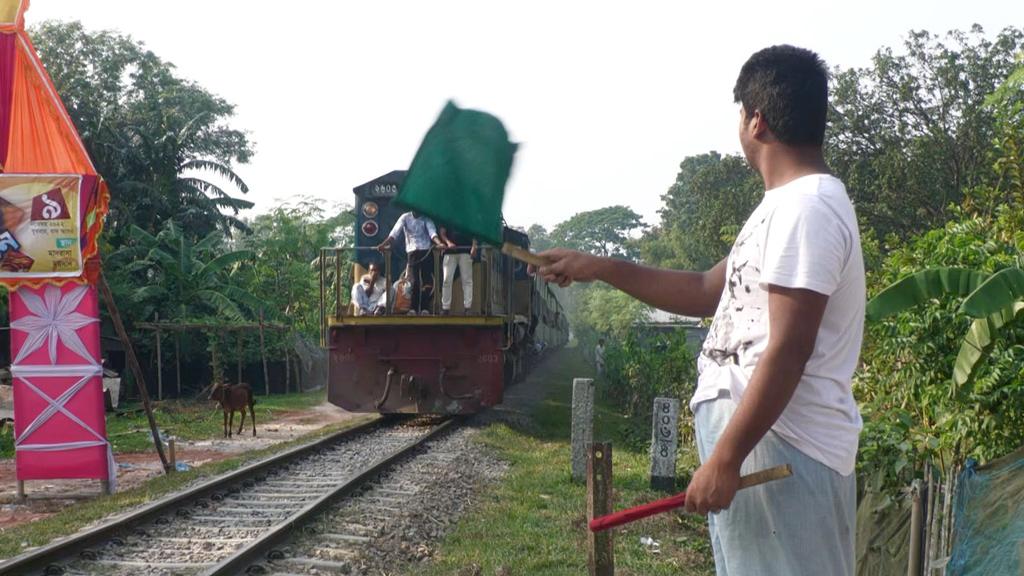 অরক্ষিত রেল গেটের পাহারায় চা-দোকানি