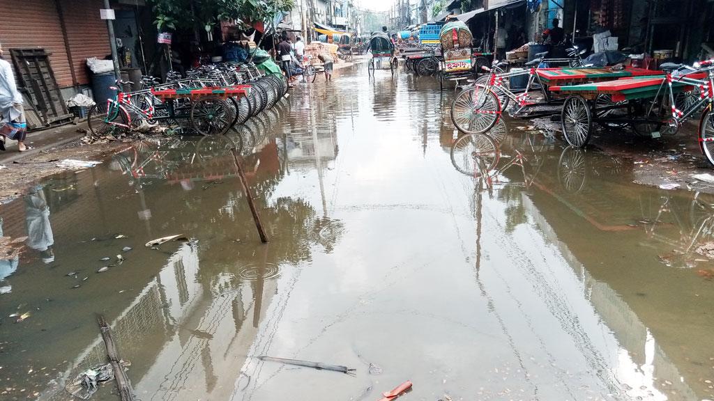 বৃষ্টি হলেই তলিয়ে যায় পোস্তগোলা শিল্প এলাকার রাস্তা, বাড়ছে জনদুর্ভোগ