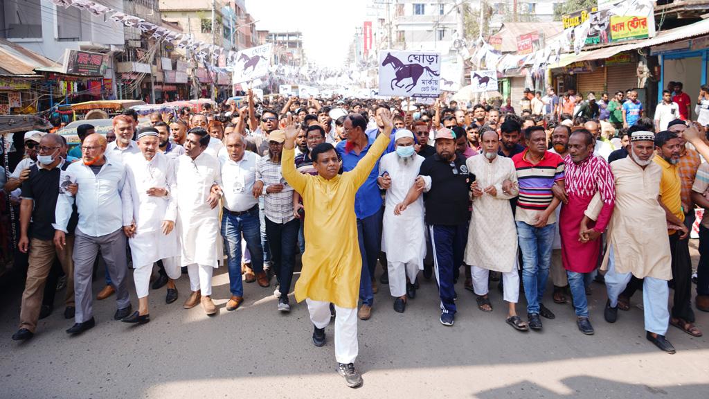 কুমিল্লা সিটি উপনির্বাচন: প্রতীক পেয়ে প্রচারে ব্যস্ত মেয়র প্রার্থীরা