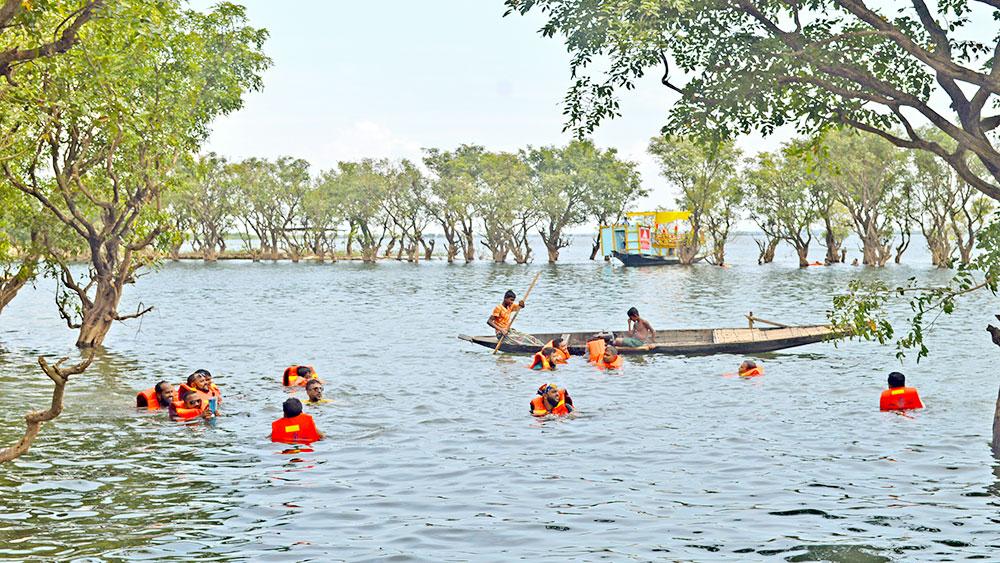 বর্ষায় নৌভ্রমণে কোথায় যাবেন