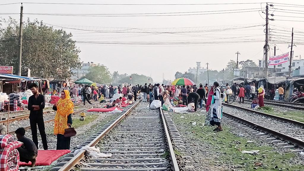 রেললাইনের দুপাশে অস্থায়ী বাজার, দুর্ঘটনার শঙ্কা