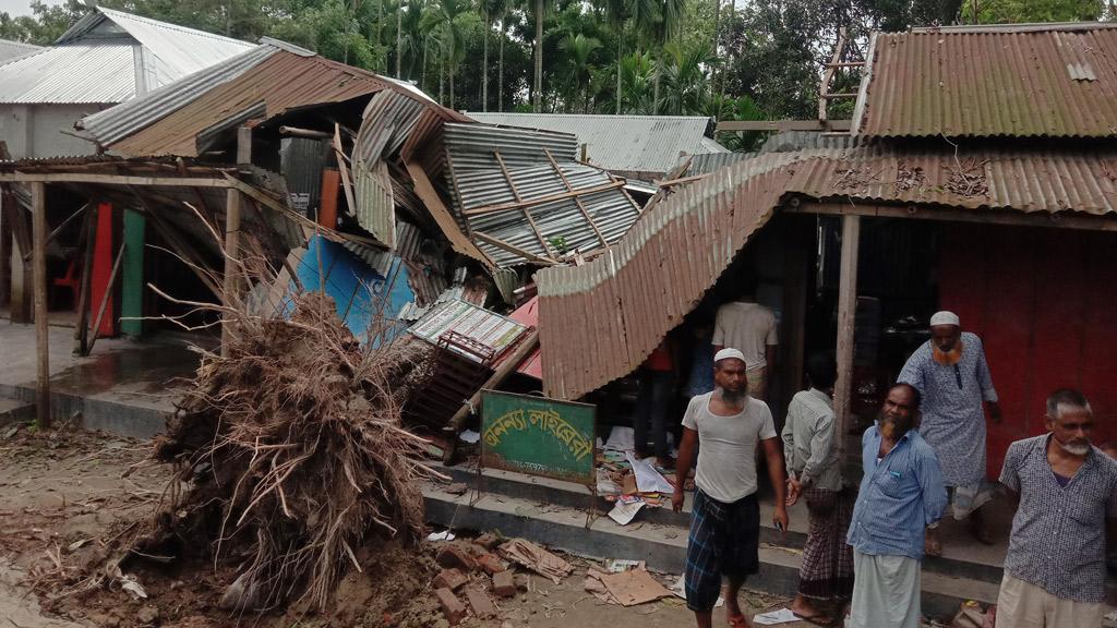 ঝড়ের তাণ্ডবে ব্যাপক ক্ষতি