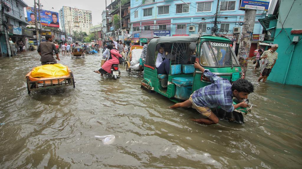 সিলেট নগরীতে থইথই পানি, দুর্ভোগ চরমে