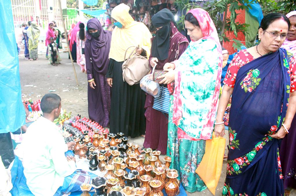 ফুলবাড়ীতে দিনব্যাপী বউমেলা, পুরুষ ক্রেতা প্রবেশ নিষেধ