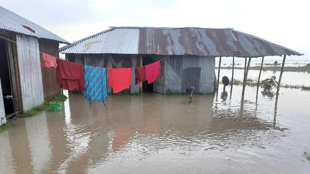 তিস্তার পানি বইছে বিপৎসীমার ওপর দিয়ে: বিস্তীর্ণ এলাকার মানুষ পানিবন্দী