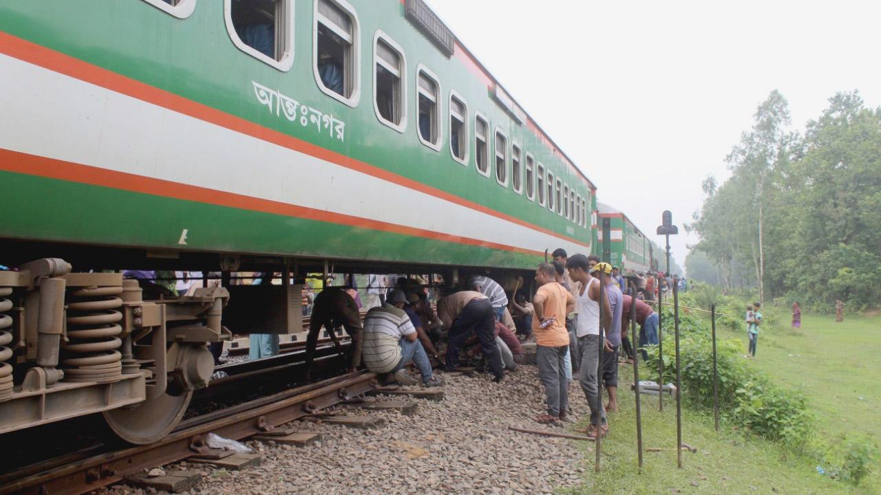 ১২ ঘণ্টার চেষ্টায় ঢাকার সঙ্গে উত্তর-পশ্চিমাঞ্চলের ট্রেন চলাচল স্বাভাবিক