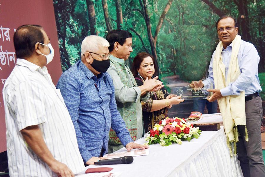 ফজলুল হক স্মৃতি পুরস্কার পেলেন কাজী হায়াৎ ও মাজহার