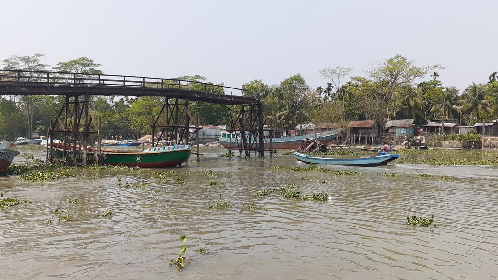 নেছারাবাদে সেতু ভেঙে খালে, পারাপারে দুর্ভোগ