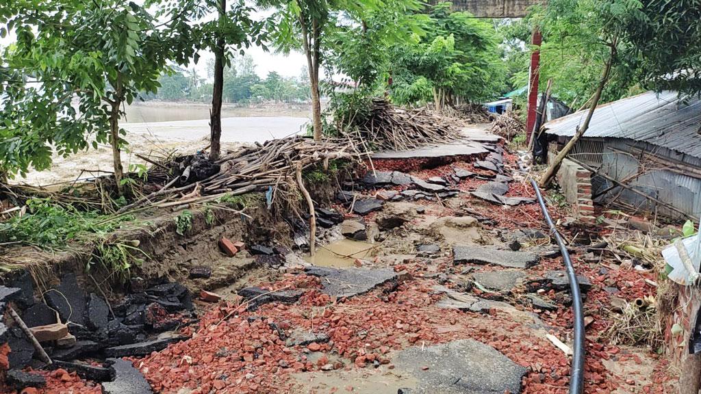 কক্সবাজারের চকরিয়ায় নামতে শুরু করেছে বন্যার পানি, বাড়ছে দুর্ভোগ