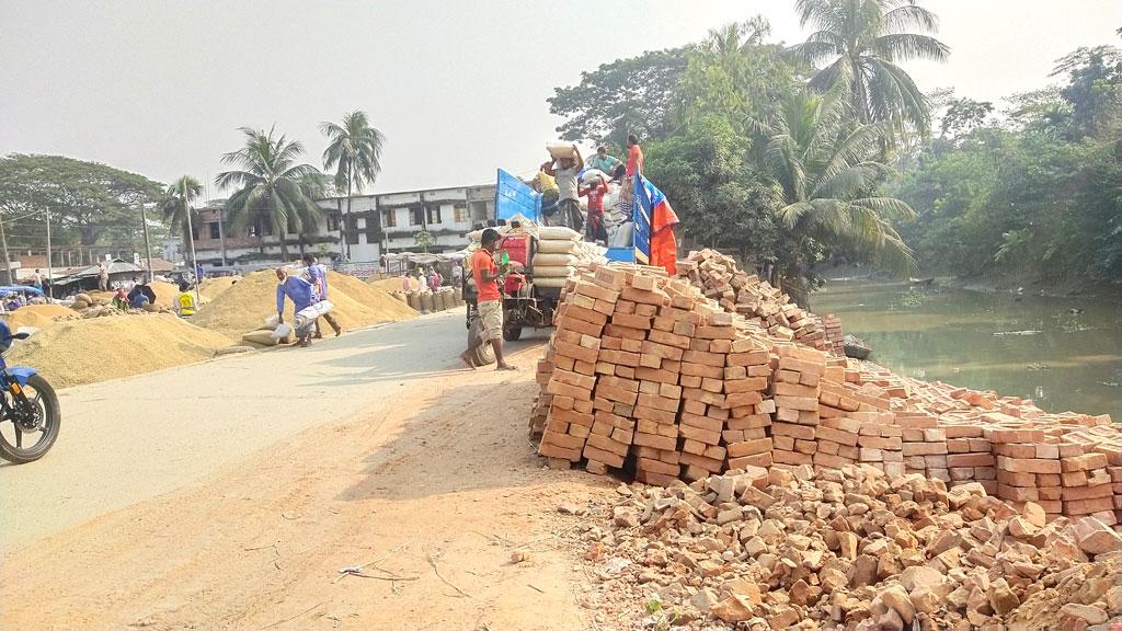 সড়কে ইট-বালুর ব্যবসা