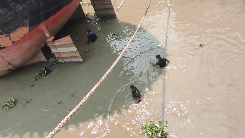 ভৈরব নদে জাহাজ থেকে পড়ে শ্রমিক নিখোঁজ