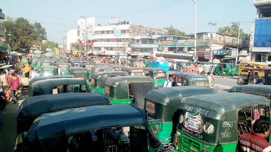 ধর্মঘটে লাভ অটোচালকদের