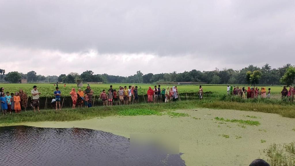 হত্যার পর বাঁশের সঙ্গে লাশ বেঁধে ডুবিয়ে রাখা হয় পুকুরে