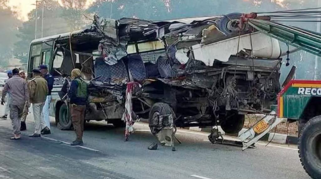 আসামে পিকনিকের বাসের সঙ্গে ট্রাকের সংঘর্ষ, নিহত ১৪