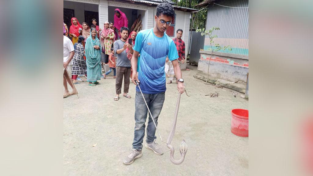 সাপের খবর পেলেই ছুটে যান তিনি