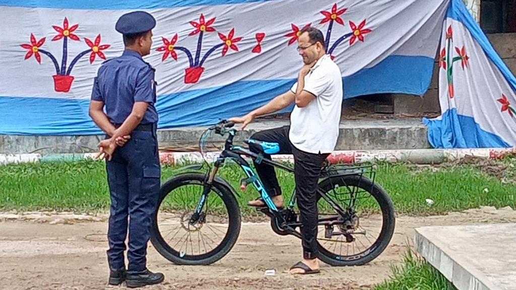 যোগদানের পরদিন ছদ্মবেশে পুলিশের হালহকিকত দেখলেন এসপি