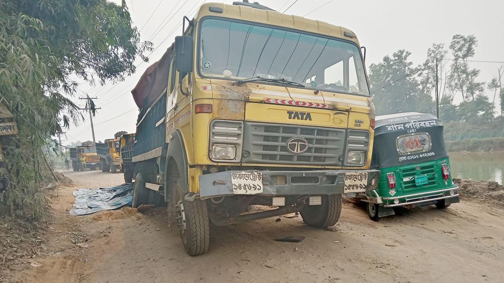 সড়কের কার্পেটিং তোলায় দেবে যাচ্ছে গাড়ির চাকা