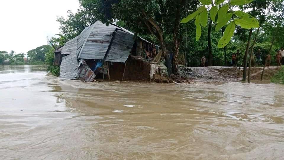 ঢলের পানিতে বাড়ছে নদীর পানি, আশ্রয়কেন্দ্রে ১২ ঘরের মানুষ