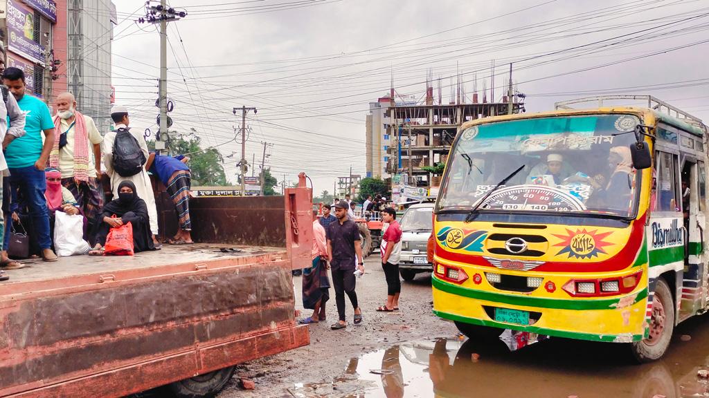 ৯ দিন পর ফেনী-পরশুরাম সড়কে বাস চলাচল শুরু