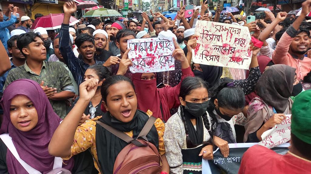 কিশোরগঞ্জে বৃষ্টি উপেক্ষা করে ছাত্র-জনতার গণমিছিল, সড়কে সেনাবাহিনীর টহল