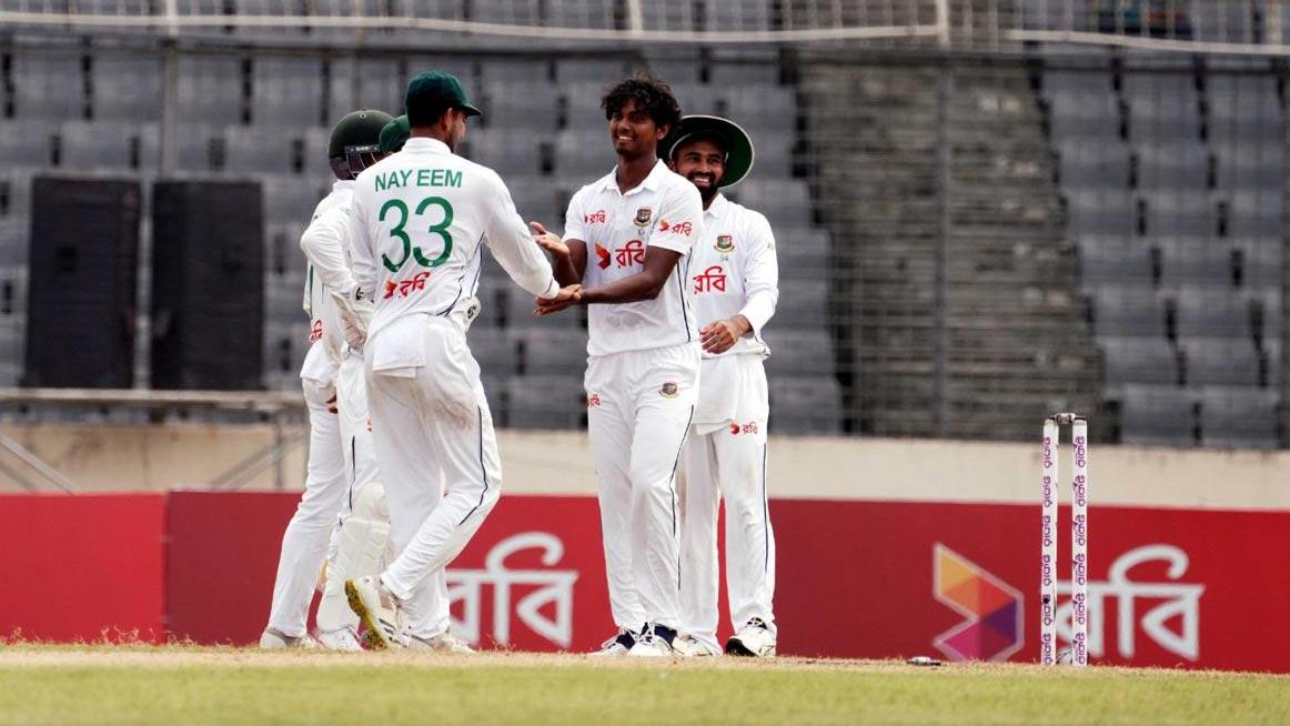 দক্ষিণ আফ্রিকাকে জোড়া ধাক্কা দিয়ে লাঞ্চে বাংলাদেশ