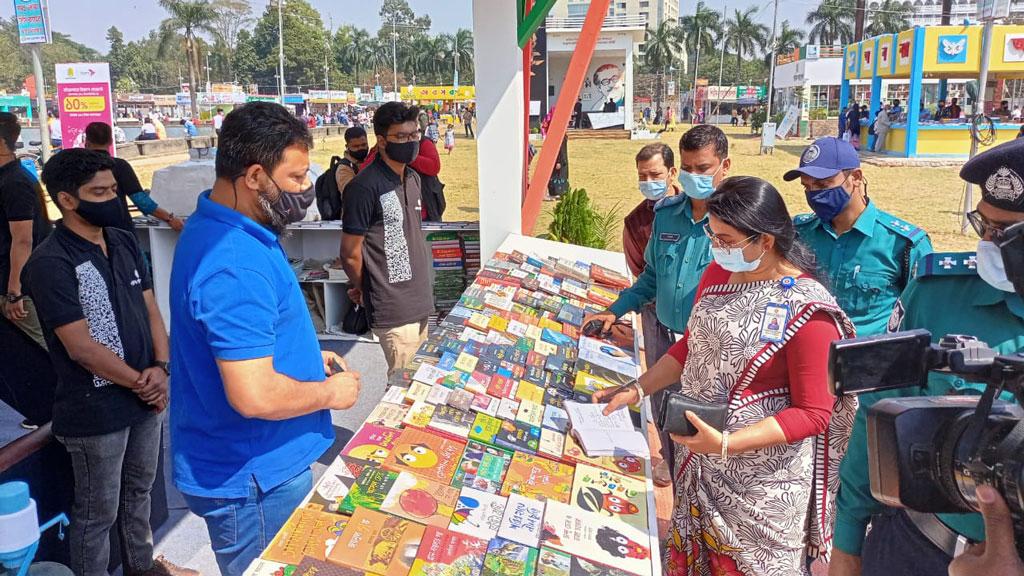 বইমেলায় মাস্ক না পরতে অদ্ভুত সব অজুহাত, ৬ জনকে জরিমানা