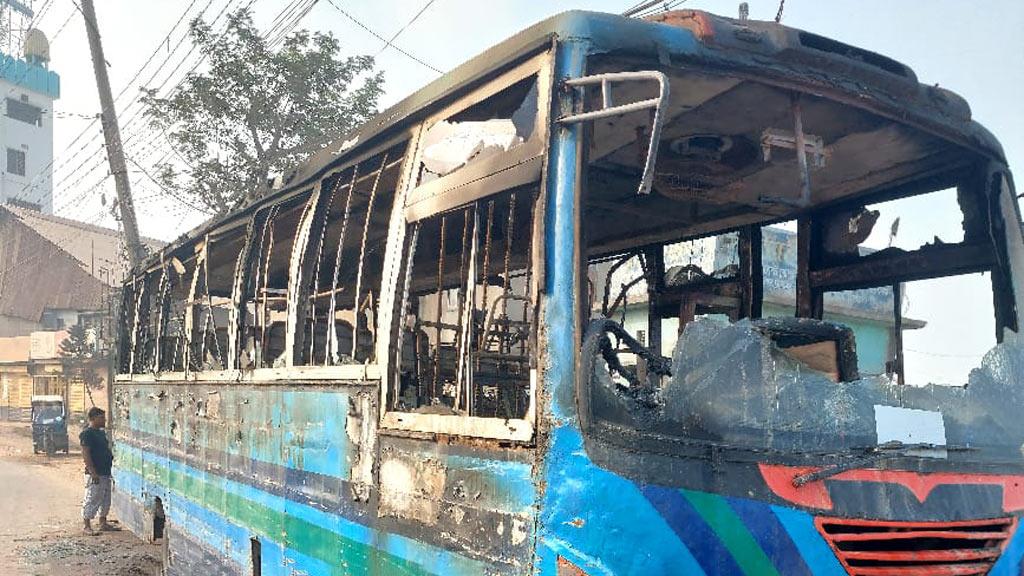 রাজধানীর কদমতলীতে বোরাক বাসে আগুন দিয়েছে দুর্বৃত্তরা