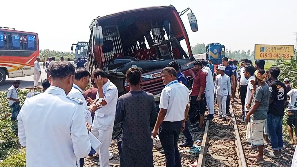 টাঙ্গাইলে ভ্যানে ধাক্কা দিয়ে বাস রেললাইনে, ট্রেন চলাচল বন্ধ ২ ঘণ্টা