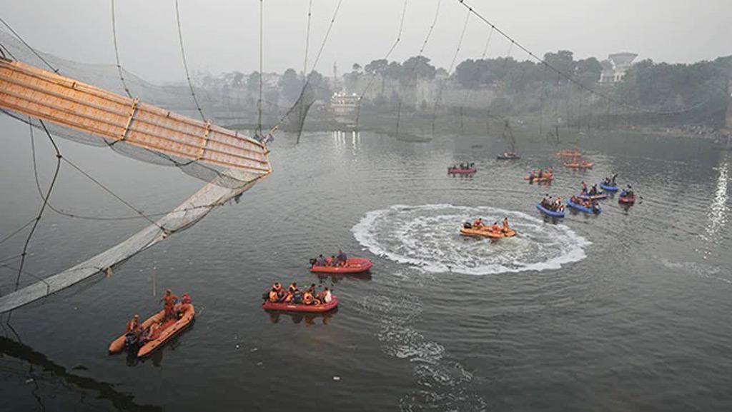 ভাঙা সেতু নিয়ে উত্তপ্ত গুজরাটের রাজনীতি