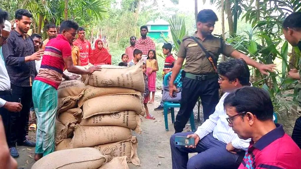 জেলে পুনর্বাসন: শ্বশুর-জামাতার ঘরে মিলল ৭২০ কেজি চাল