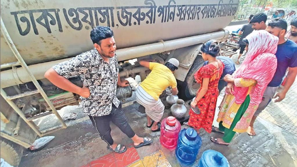 দাবদাহে রাজধানীর বিভিন্ন পয়েন্ট খাবার পানি বিতরণ করছে ওয়াসা