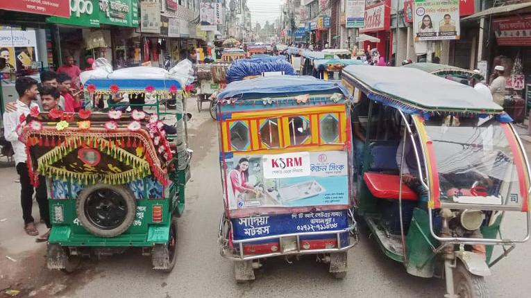 অবৈধ স্ট্যান্ডে বাড়ছে যানজট