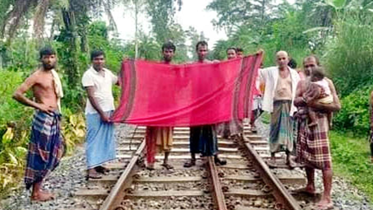 অল্পের জন্য রক্ষা পেল ‘পঞ্চগড় এক্সপ্রেস ট্রেন’