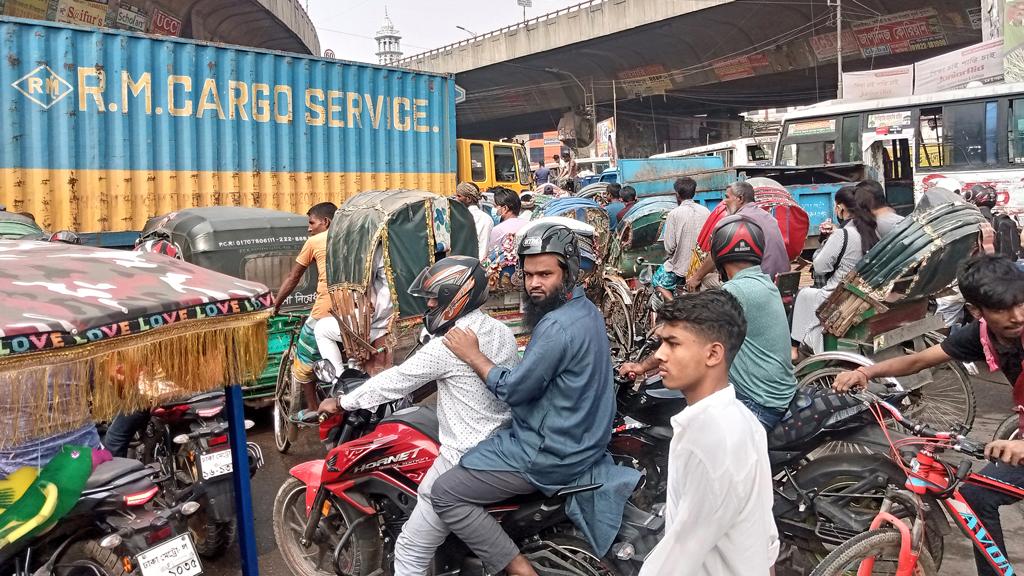 যাত্রাবাড়ীতে যান চলাচল বেড়েছে, সায়েদাবাদ থেকে ছাড়ছে দূরপাল্লার বাস