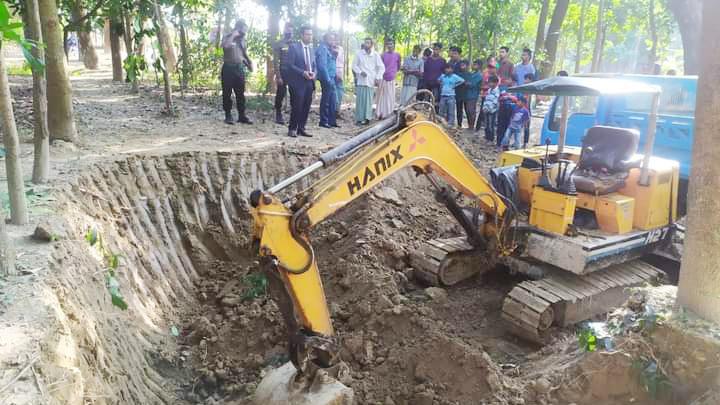 হালদা পাড়ের মাটি বিক্রির দায়ে ইউপি সদস্যকে জরিমানা