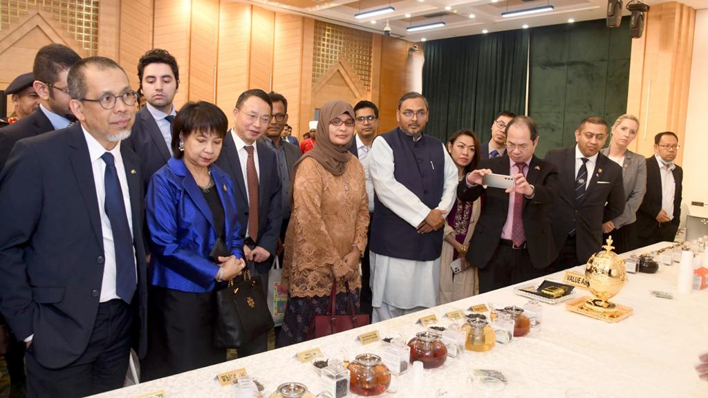 আন্তর্জাতিক বাণিজ্য মেলা পরিদর্শন করলেন রাষ্ট্রদূতসহ বিদেশি কুটনীতিকেরা