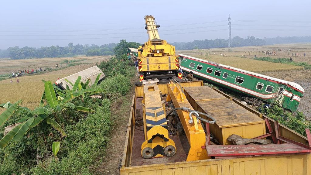 শ্রীপুরে দুর্ঘটনাস্থলের দুই পারে কাজ শুরু করেছে উদ্ধারকারী ২ ট্রেন