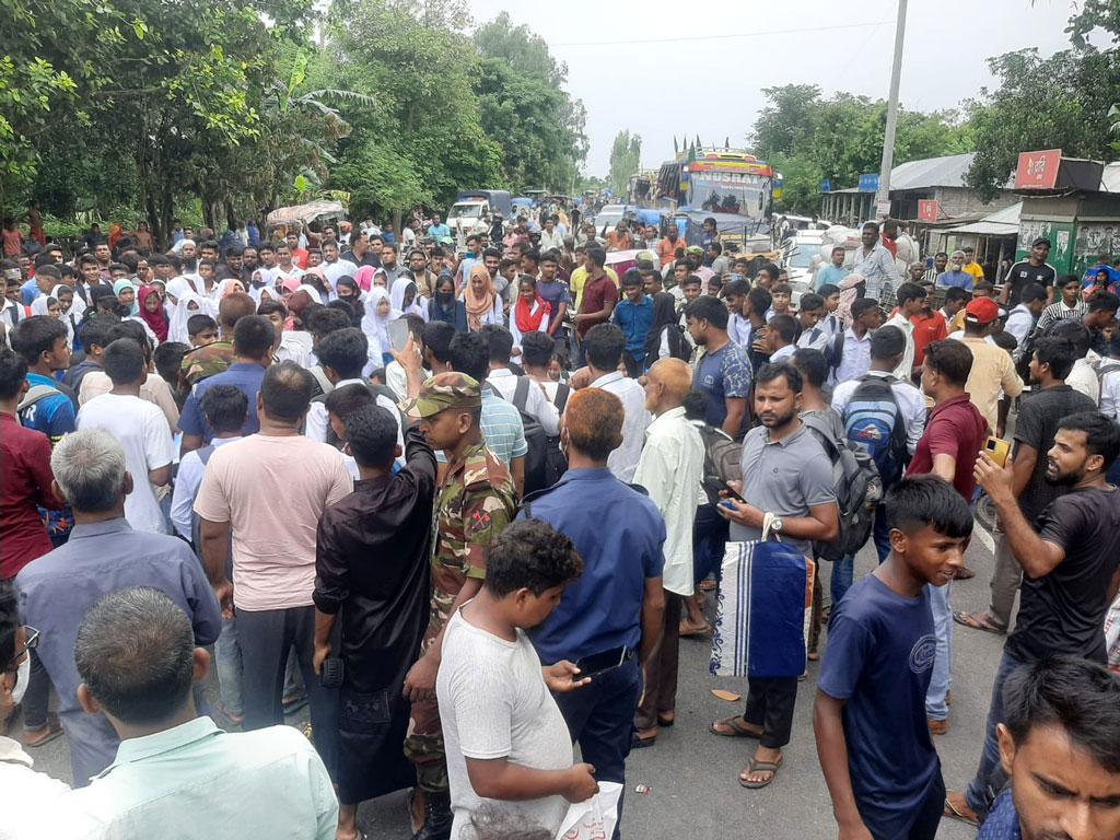 তারাগঞ্জে স্কুলের প্রধান শিক্ষকের পদত্যাগের দাবিতে মহাসড়ক অবরোধ