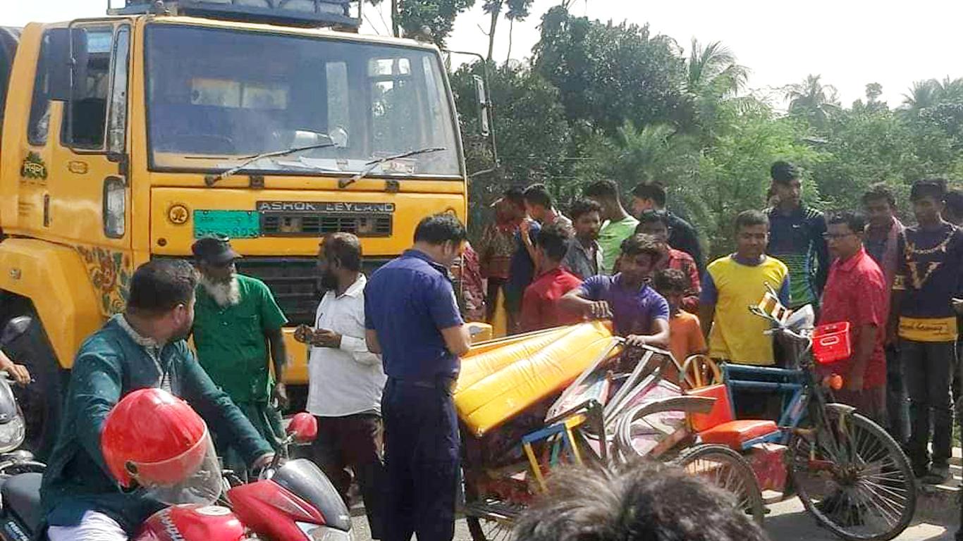 সেতুর ওপর ট্রাকের ধাক্কায় ভ্যান চালকের মৃত্যু