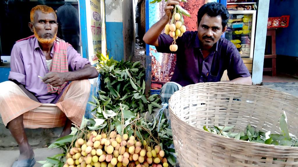 ‘বেশি দামের লোভে’ পাকার আগেই দিনাজপুরের বাজারে লিচু 