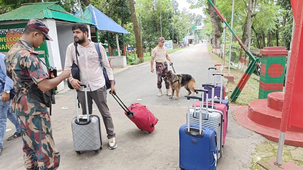 আখাউড়া ইমিগ্রেশনে পুলিশের বাড়তি সতর্কতা, সীমান্তে কঠোর নজরদারিতে বিজিবি 