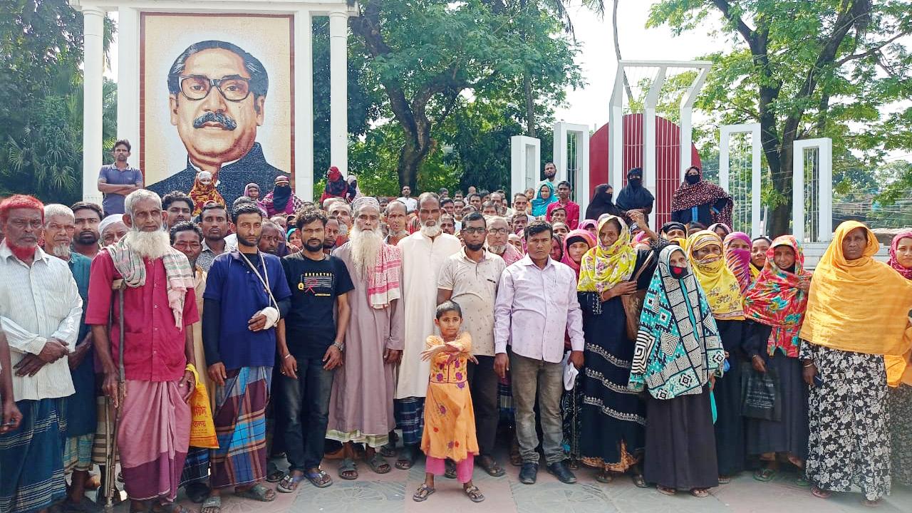 মনিরামপুরে চালের কার্ড বহালের দাবিতে ইউএনওর দপ্তরে গণ-আবেদন