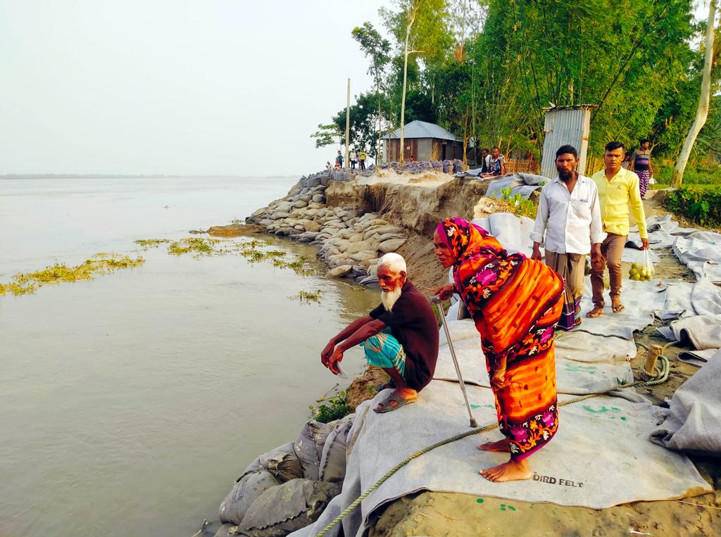 এখন বুঝি শেষ রক্ষা হয় না, এবার সরে যেতেই হবে