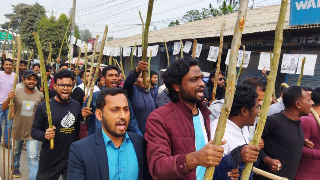 লালমনিরহাটে হরতালের সমর্থনে ছাত্রদল নেতা-কর্মীদের লাঠি মিছিল