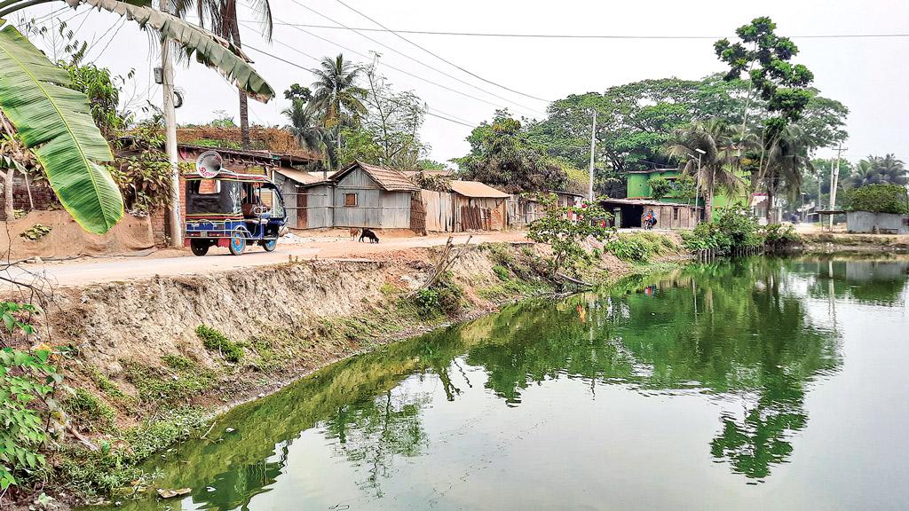 বিএসএফের আপত্তিতে সড়ক সংস্কারকাজ বন্ধ